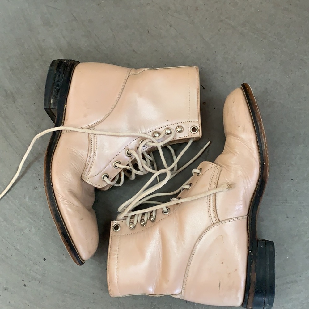 Super cute vintage Justin lace up boots